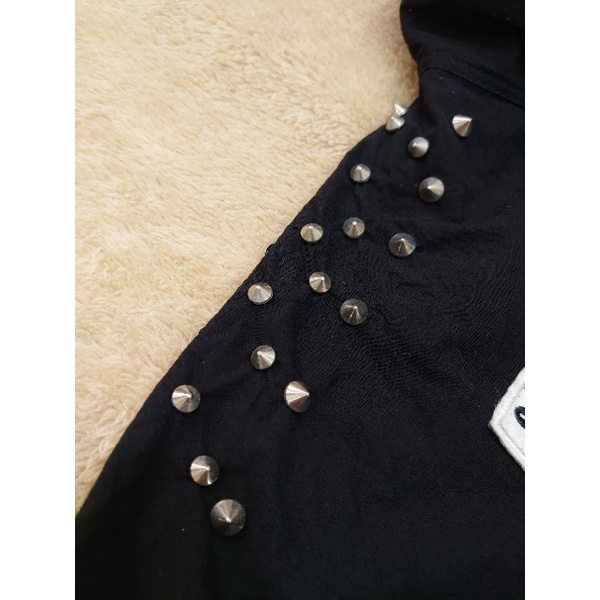 Áo khoác vải cotton poly  1 lớp màu đen phối hình thêu và đinh tán có khóa kéo dây rút eo túi 2 bên