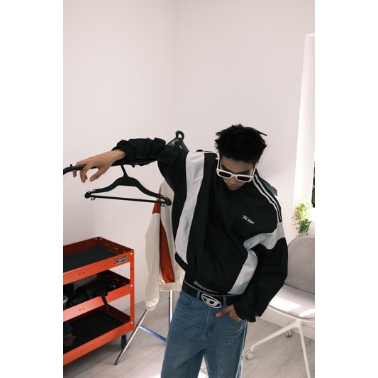 Áo khoác dù BLISH đen - phối xám trắng.