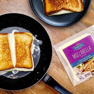 phomai mozzarella hiệu emborg 200g