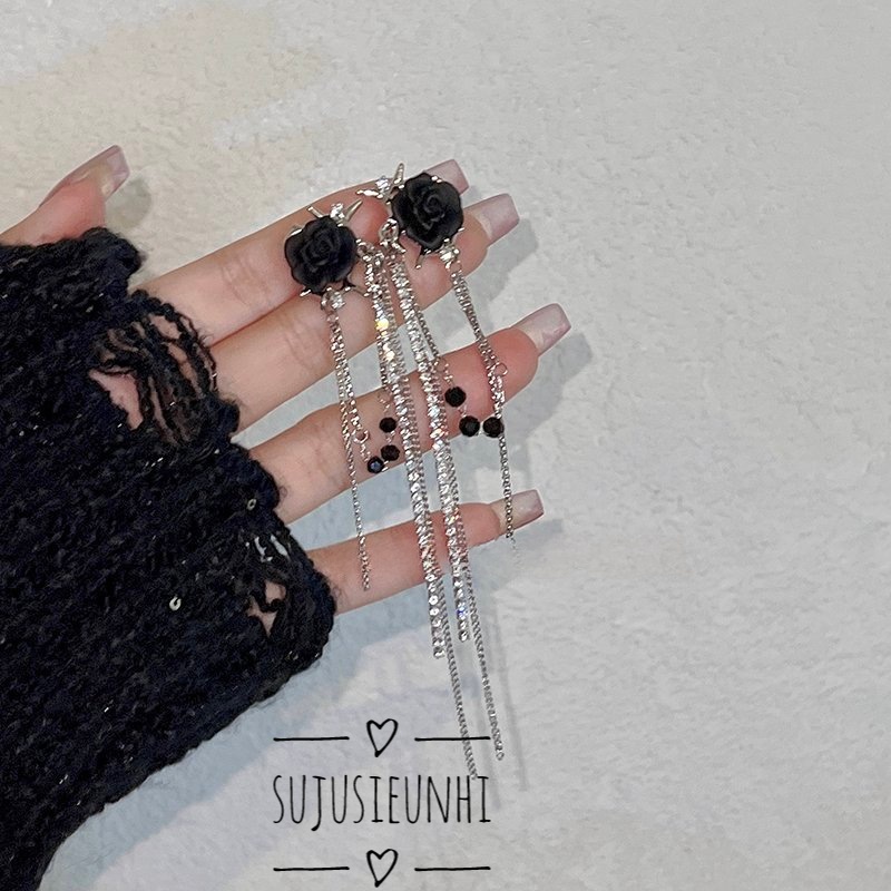 (KHÔNG XỎ) Khuyên tai hoa hồng đen có tua rua dây dài quý phái