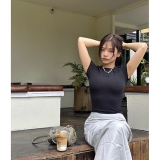 BASIC TOP - Áo basic cổ tròn dáng ôm thêu Whitelies - Whitelies Shop
