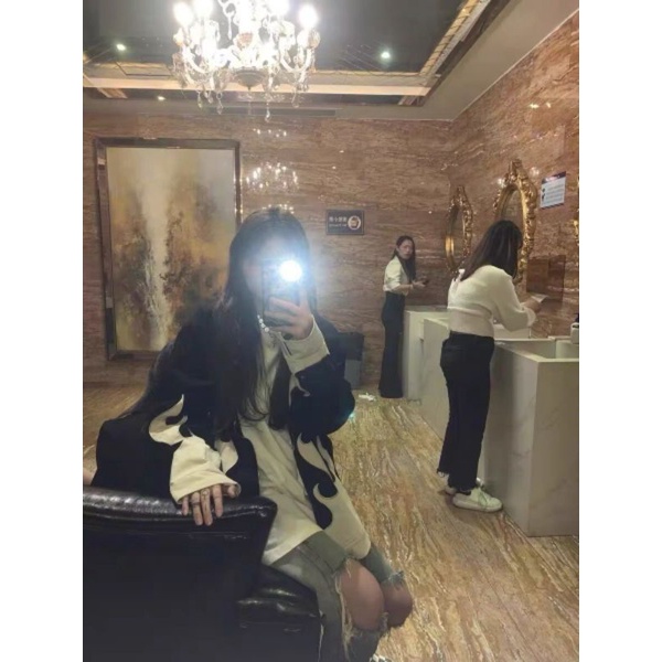 Áo khoác lửa nhung tăm dành cho nam nữ chuẩn form bao đẹp cho mùa đông lạnh giá phong cách Hàn Quốc.