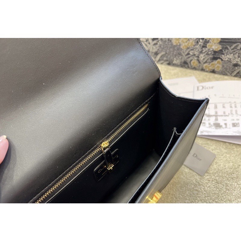 Túi xách nữ đeo chéo khoá CD, kẹp nách cũng xinh. Da mịn.