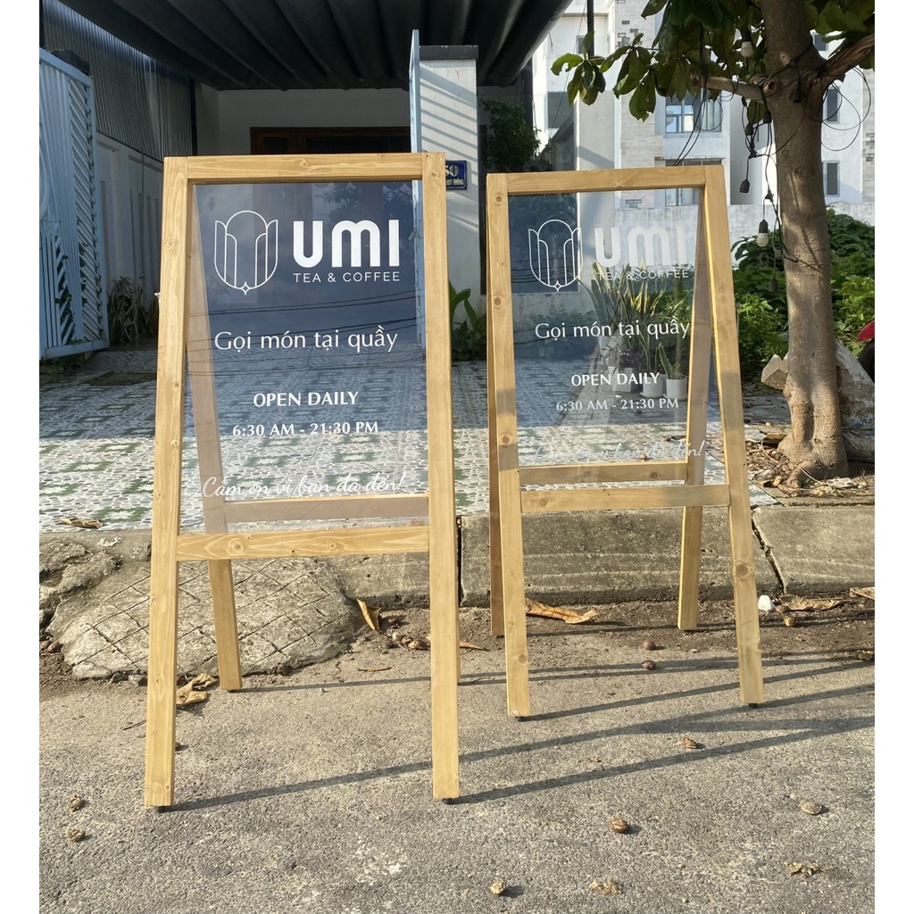 HCM | Bảng Standee viền gỗ khắc laser, Bảng Standee viền gỗ mặt Mica LUXI DECOR HCM