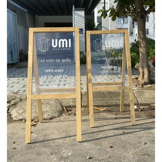 Hcm | bảng standee viền gỗ khắc laser, bảng standee viền gỗ mặt mica luxi decor hcm
