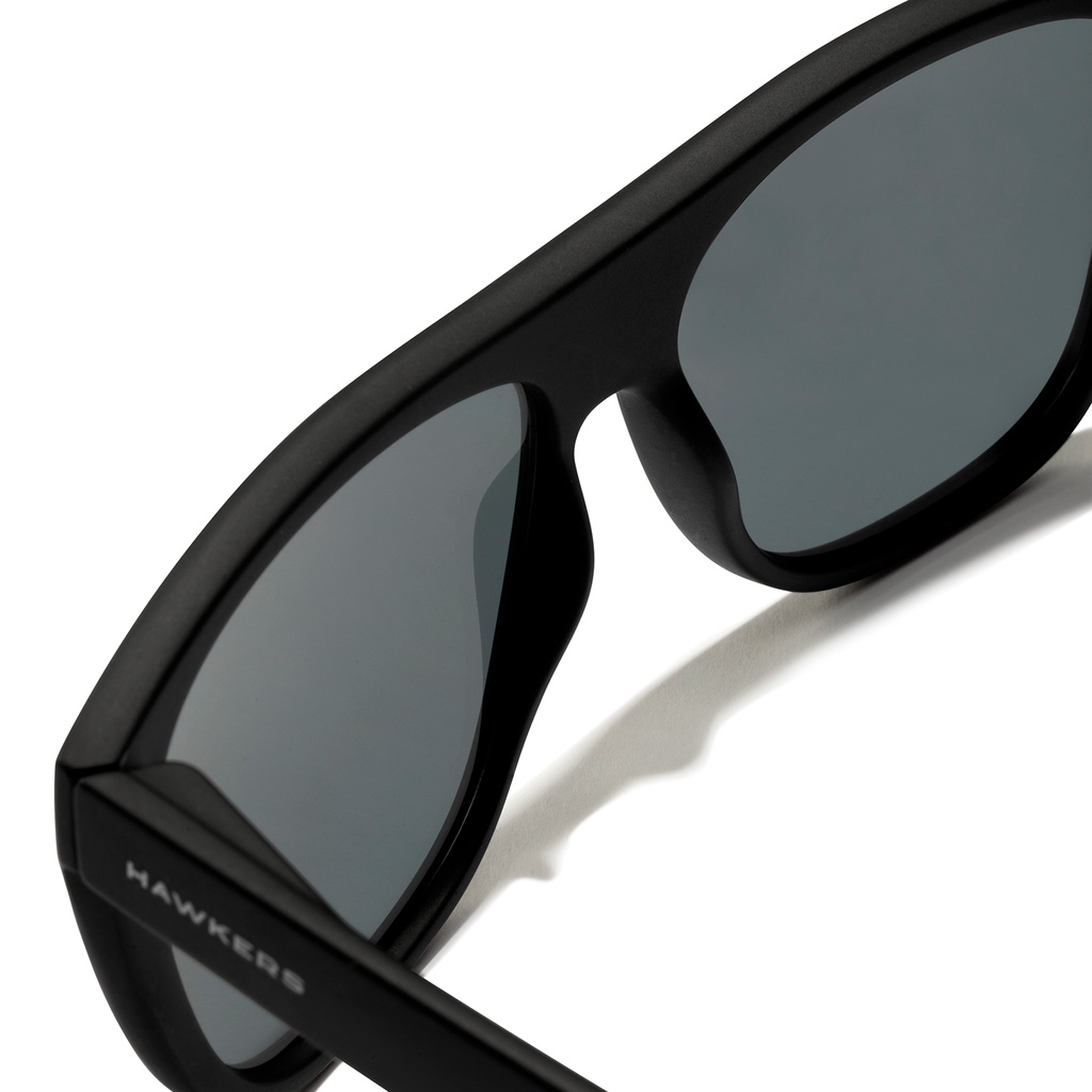 Kính mát HAWKERS 110042 màu đen chống tia UV400 bảo vệ thời trang dành cho cả nam và nữ