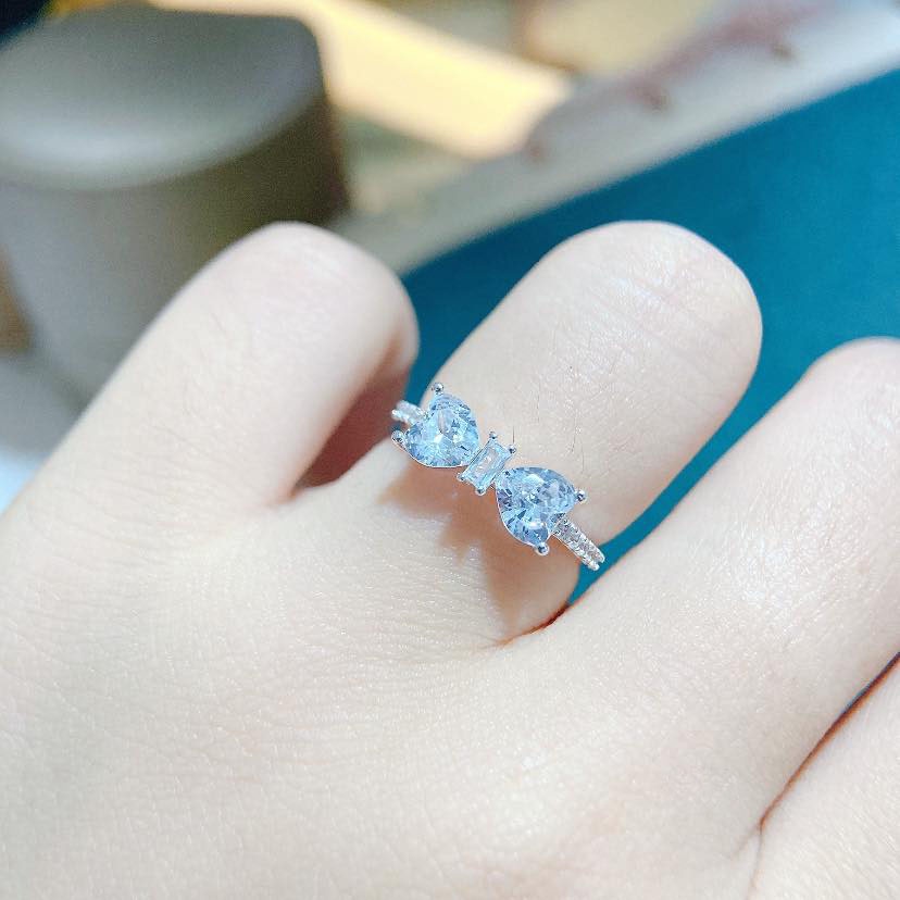 nhẫn nơ đá lấp lánh , nữ đeo vừa xinh , from chuẩn ôm tay - tân bạc