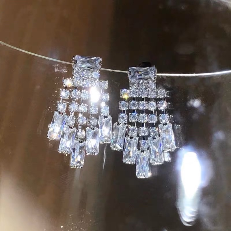 Khuyên tai đá bling bling dự tiệc - Khanturban.vn