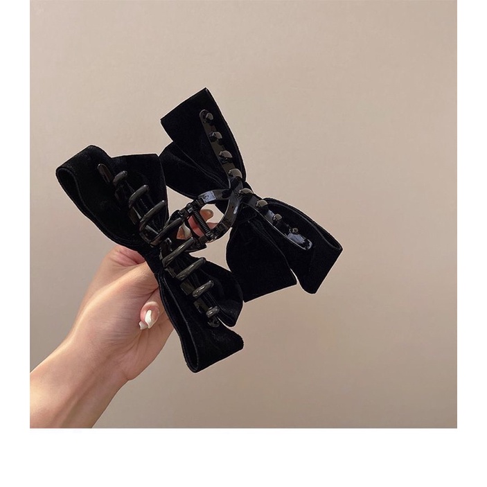 Kẹp càng cua gắn nơ tiểu thư dễ thương.