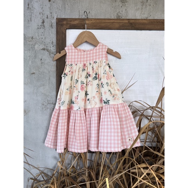 Đầm thiết kế cho bé Xô Muslin phối màu caro hồng