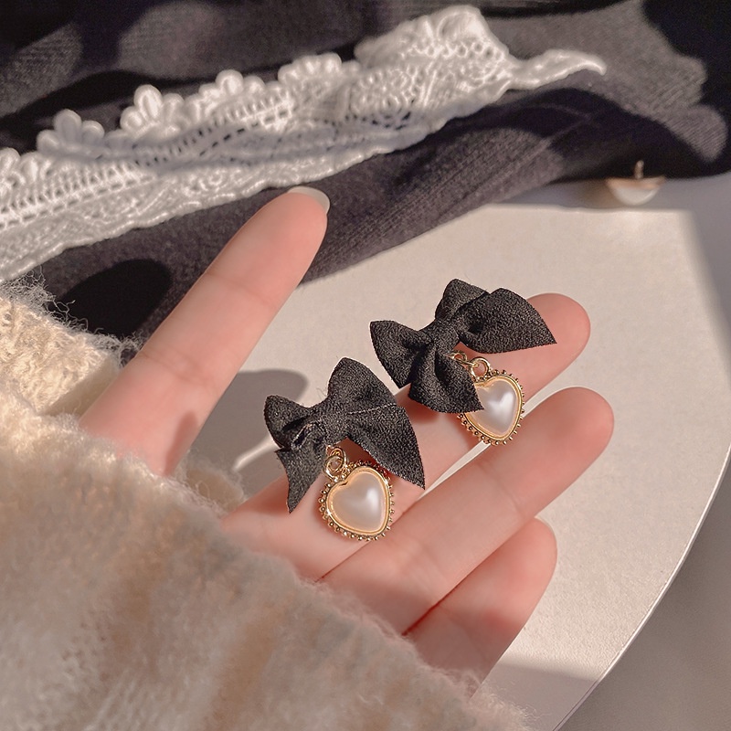 Bông tai nữ 17KM nơ nhung phối mặt trái tim ngọc trai viền vàng thanh lịch