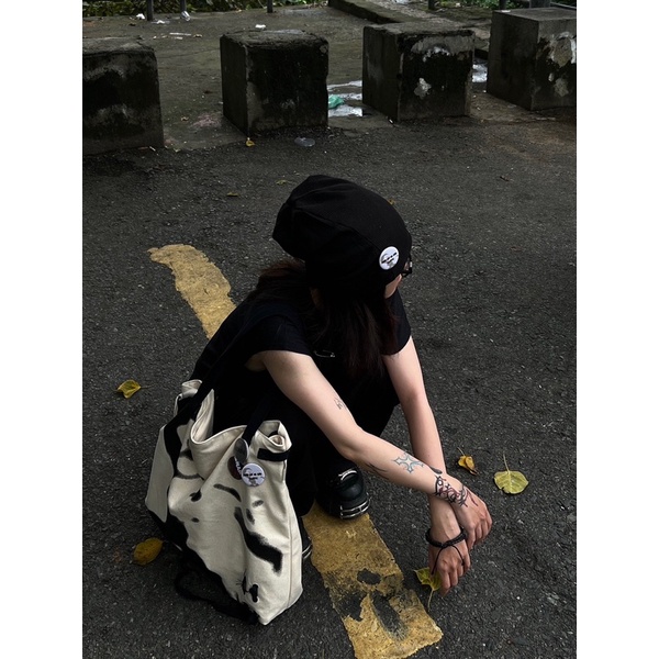 Túi đeo chéo Shadow Bag.