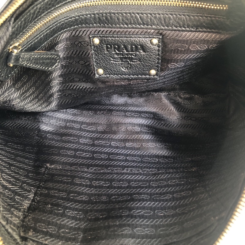 Túi chuẩn si. Túi qua sử dụng. Khách vui lòng xem hình nếu muốn biết thêm thông tin sản phẩm mời khách vô chat . Thanks.