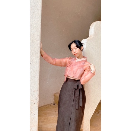 Áo Hanbok cách tân trong suốt màu hồng đất