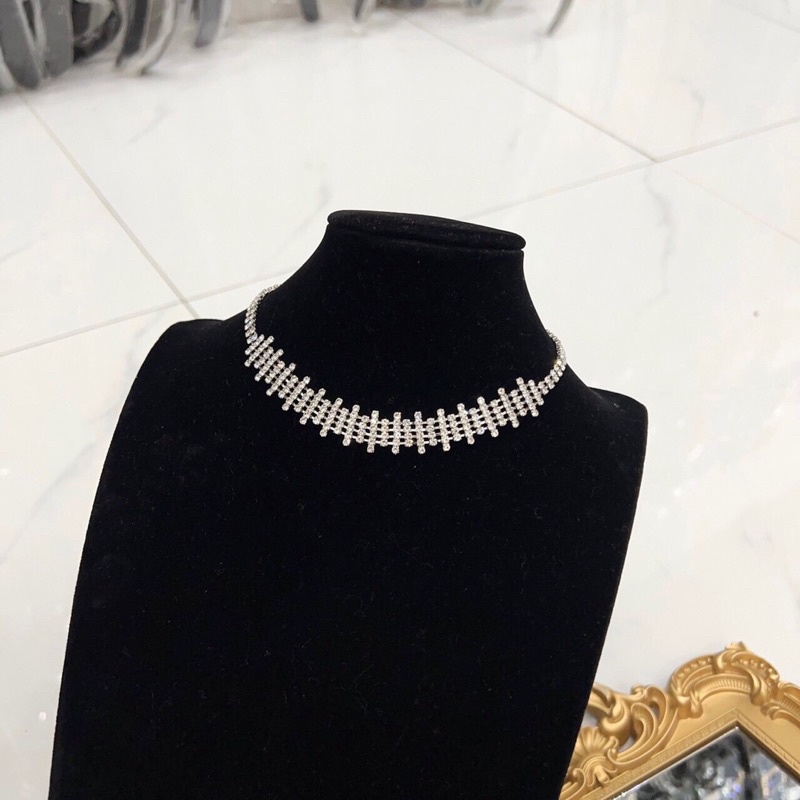 Dây chuyền Choker đá sáng lấp lánh đi tiệc