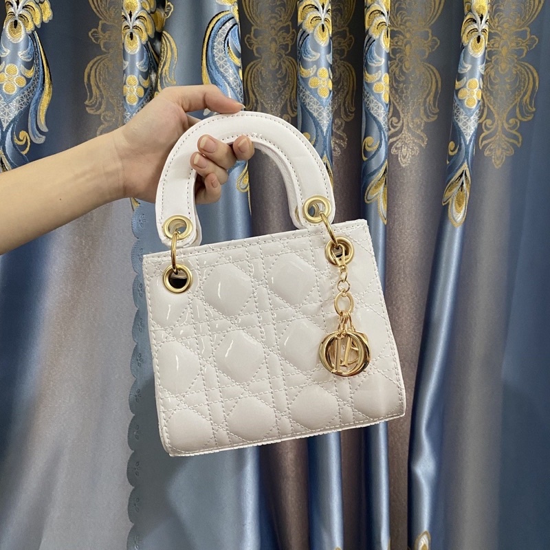 Túi xách tay đeo chéo DIO tặng kèm chùm móc khoá DIO size 19 T900