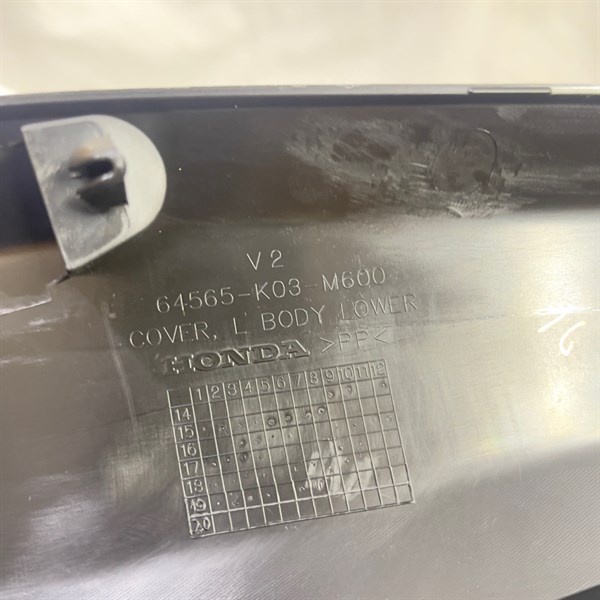 Nhựa ốp dưới sườn trái Wave Rsx 110 Zin Honda - 64565K03M60ZA