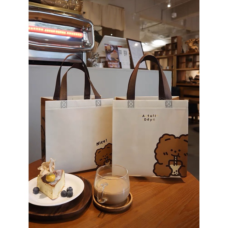 Túi tote, túi vải không dệt in hình chú gấu dễ thương dùng làm quà tặng Nhà của Gió