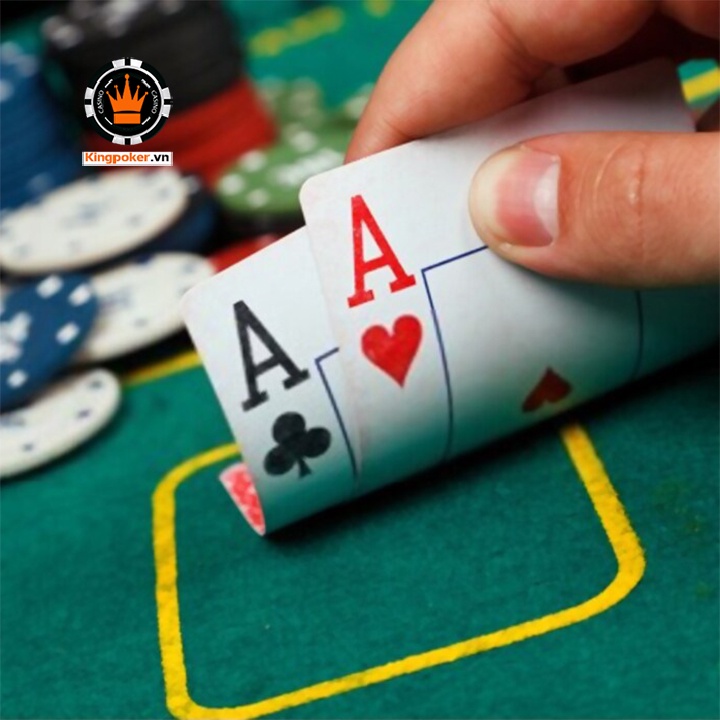 Bộ bài poker nhựa chữ số lớn lưng caro chuẩn casino