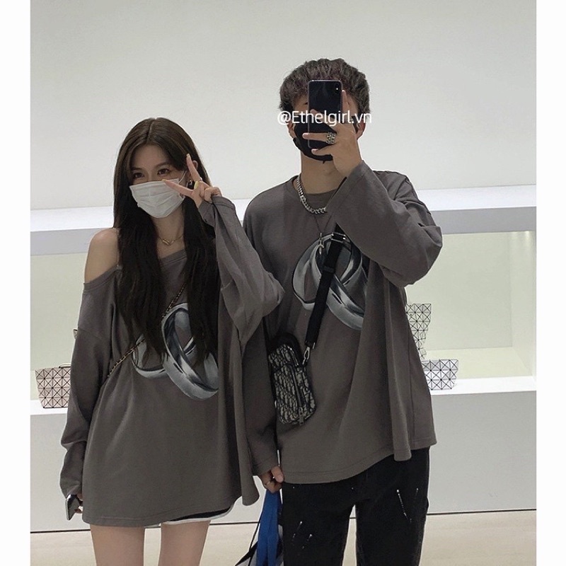áo couple chuẩn khui bom trễ vai hoặc cổ tròn tay dài hình in nhẫn đôi thun mềm