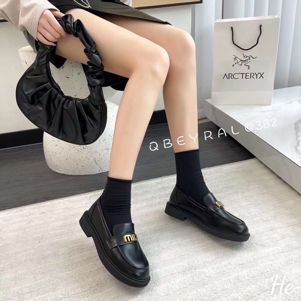 Giầy moca da mềm khóa chữ miu vàng