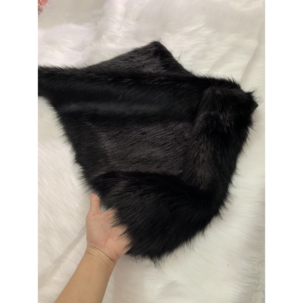 Thảm lông Màu Đen Tuyền Lông Dài chụp hình sản phẩm