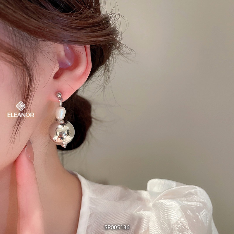 Bông tai nữ Eleanor Accessories bất đối xứng gắn ngọc nhân tạo phối bi phụ kiện trang sức độc đáo