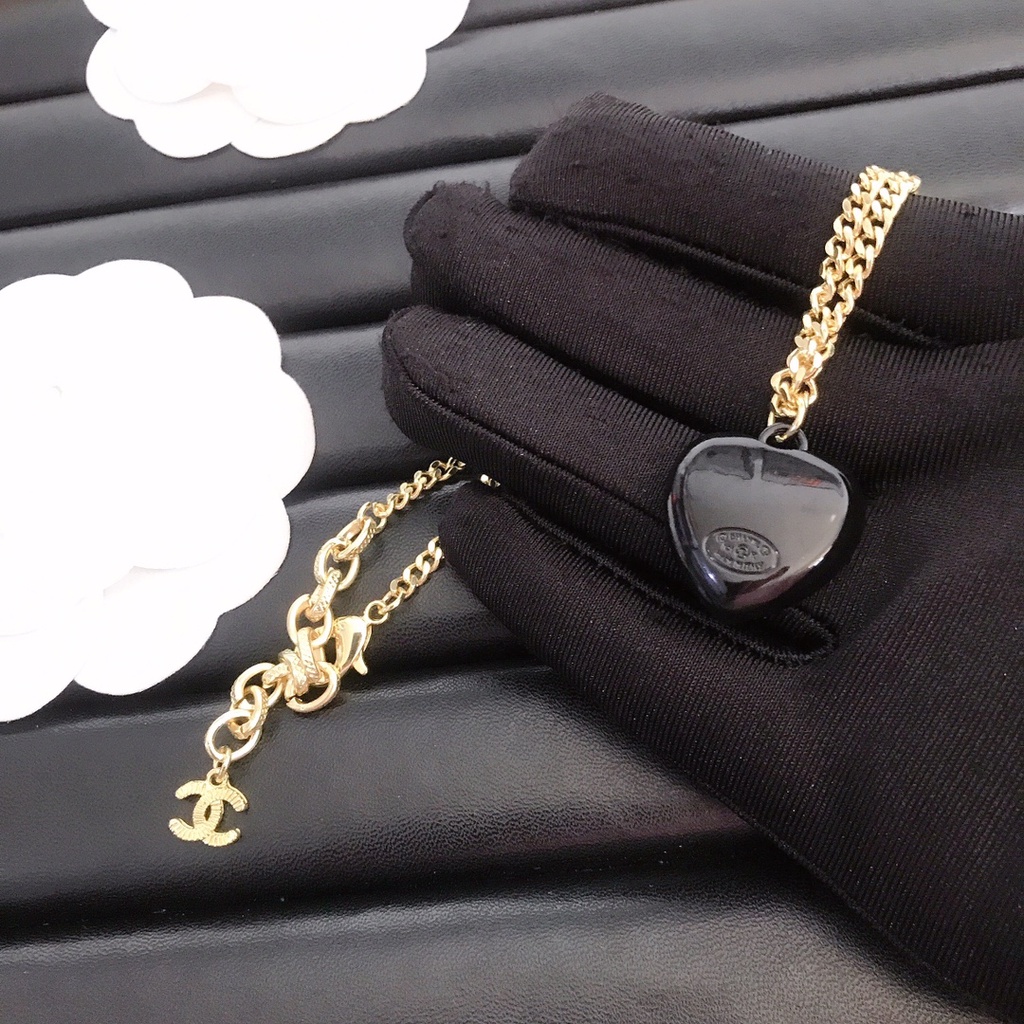 Vòng cổ Mặt Trái Tim Màu Đen Cổ Điển