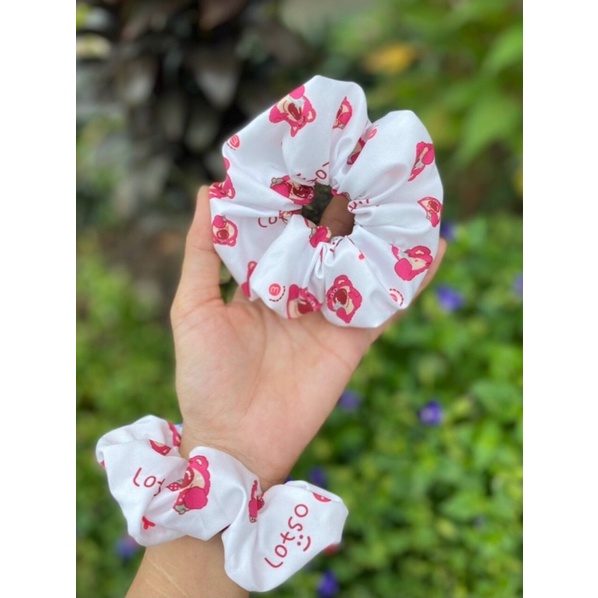 Dây buộc tóc SCRUNCHIES hoạ tiết gấu dâu LOSTO hot