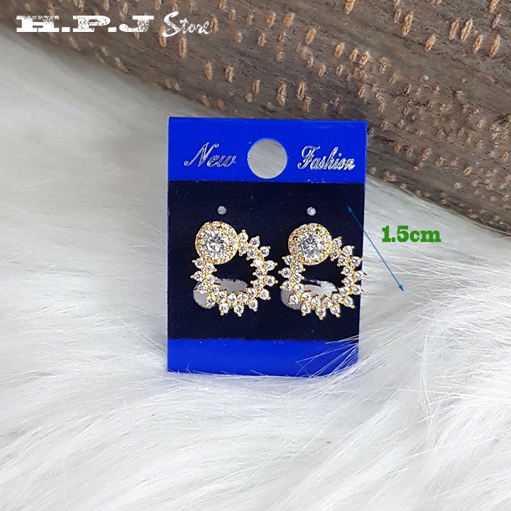 Bông tai đi tiệc đính nhiều đá lấp lánh.