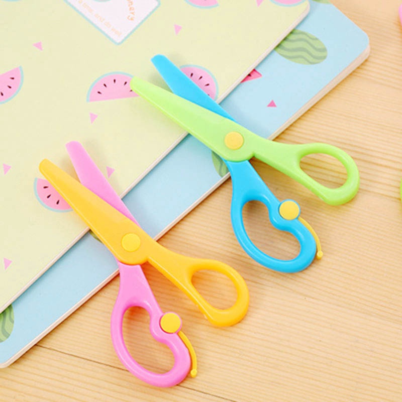 Kéo Cắt Giấy  Bằng Nhựa Đảm Bảo An Toàn Cho Bé Màu Sắc Tươi Sắc