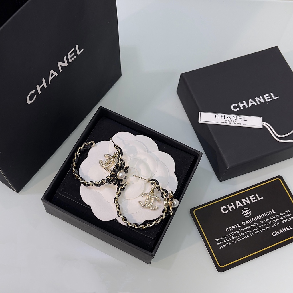 Bông tai Channel bằng bạc và da hình hoa hướng dương trẻ trung, thanh lịch