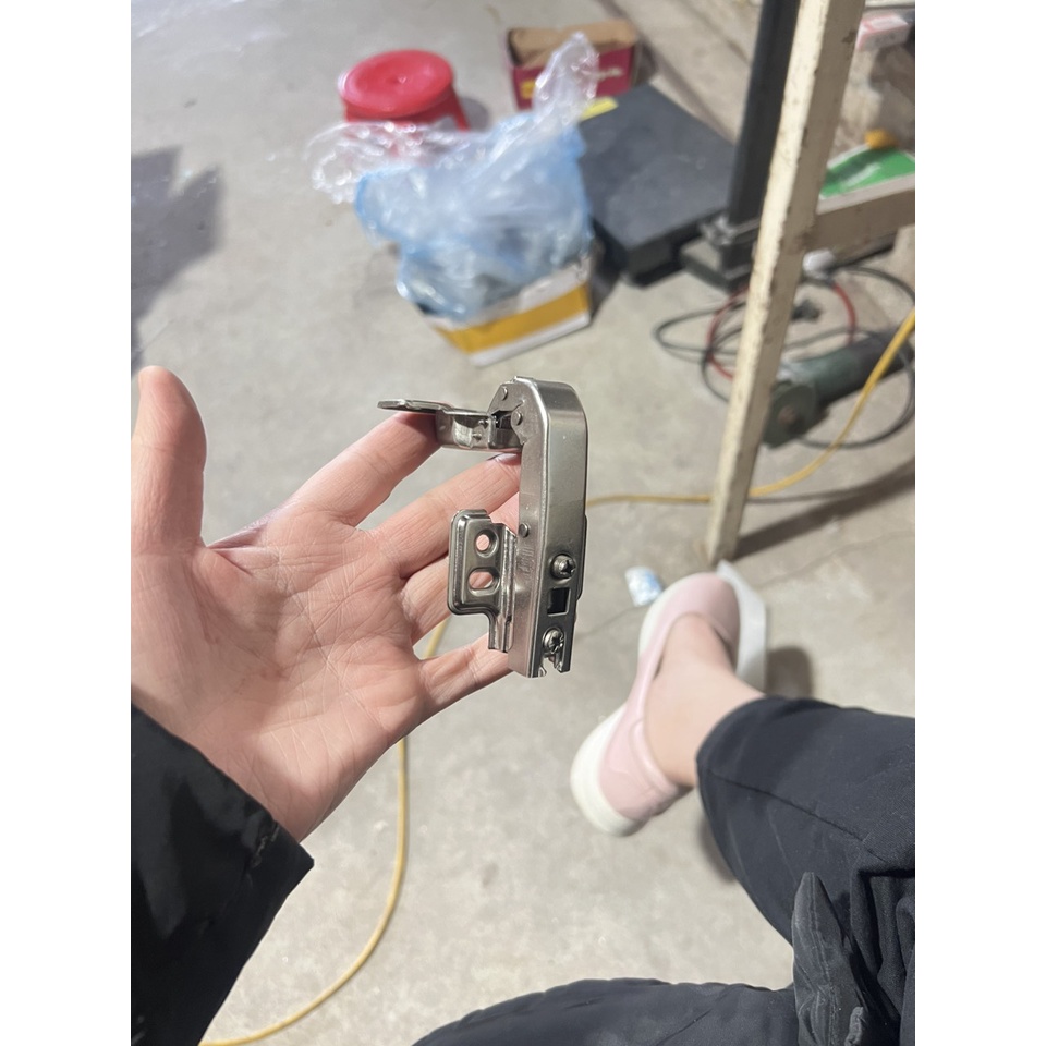 Bản lề góc 90 độ, 135 độ, 165 độ dùng cho cánh tủ góc có giảm chấn