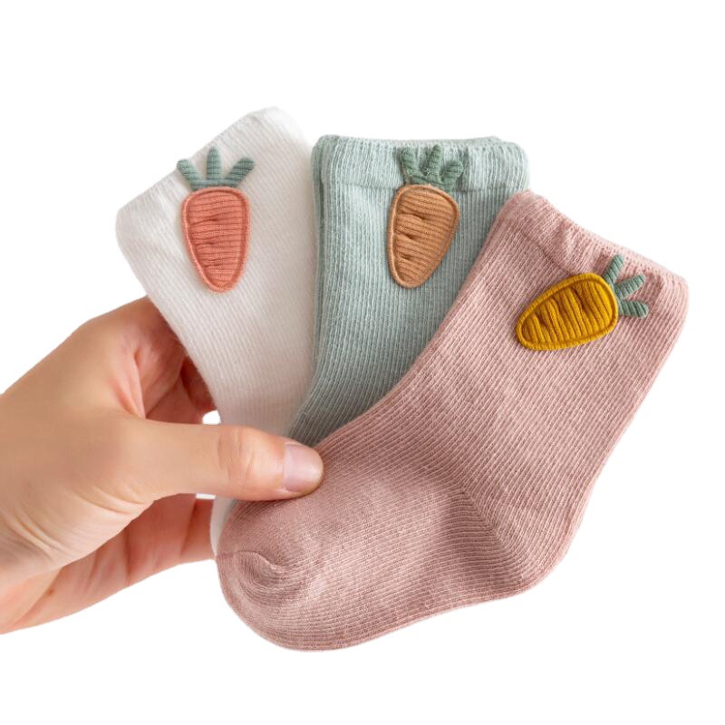 Đôi tất cao cổ gắn sticker Cà rốt, khủng long ngộ nghĩnh cho bé 0-3 tuổi, Chất liệu Cotton cao cấp