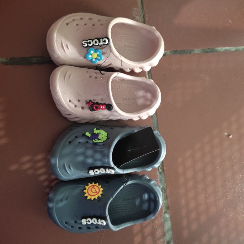 Dép hiệu Crocs.