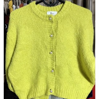 Áo len crop top, màu xanh cốm, cúc ngọc