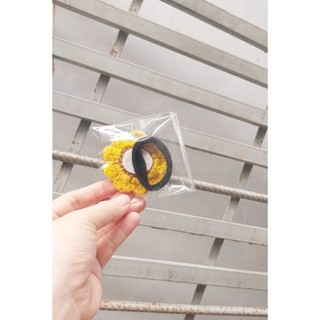 Cột tóc hoa hướng dương bằng len