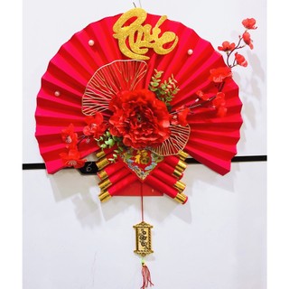 Quạt đỏ chữ trang trí Tết