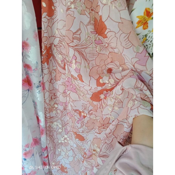 Vải tơ hoa thêu và hoa ép