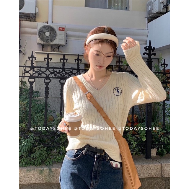 Áo len cổ V thêu logo