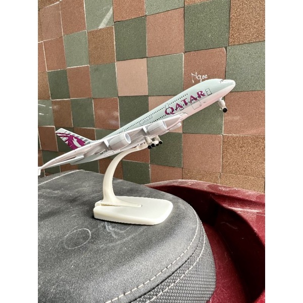 Mô hình máy bay Qatar kim loại  20cm Có banh xe