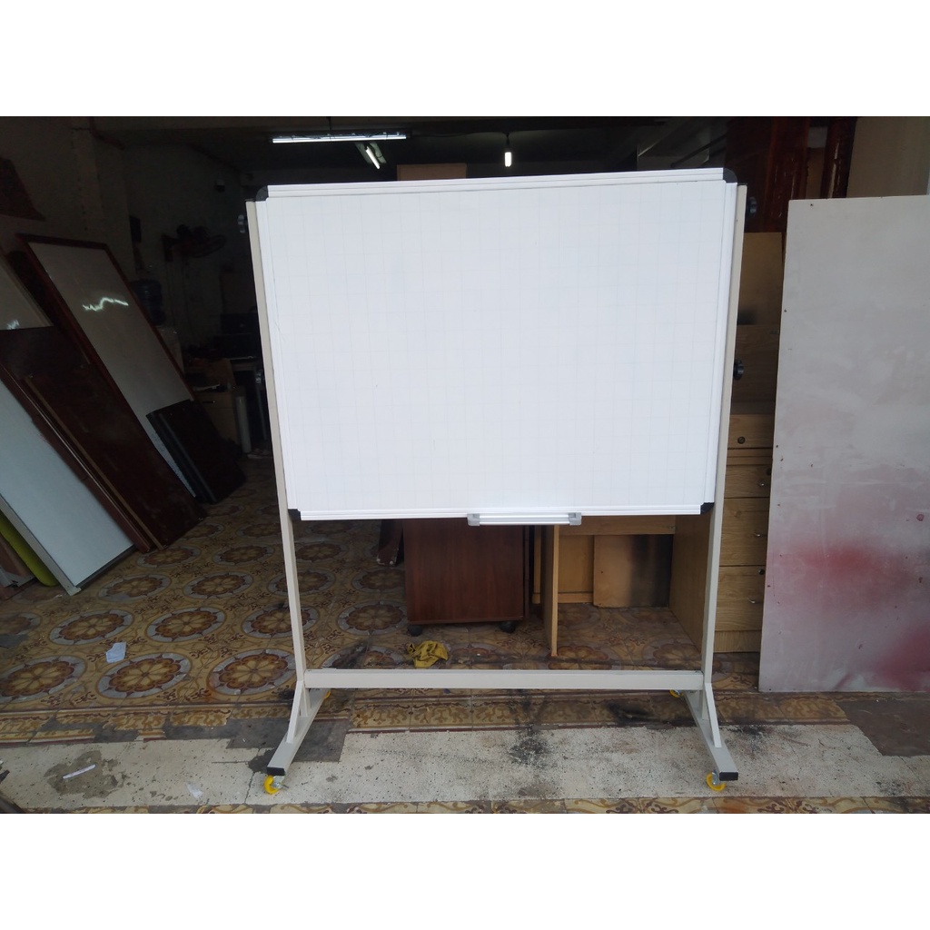 Bảng viết bút lông cũ có chân 1m2x90cm cao 1m6 mới 90%