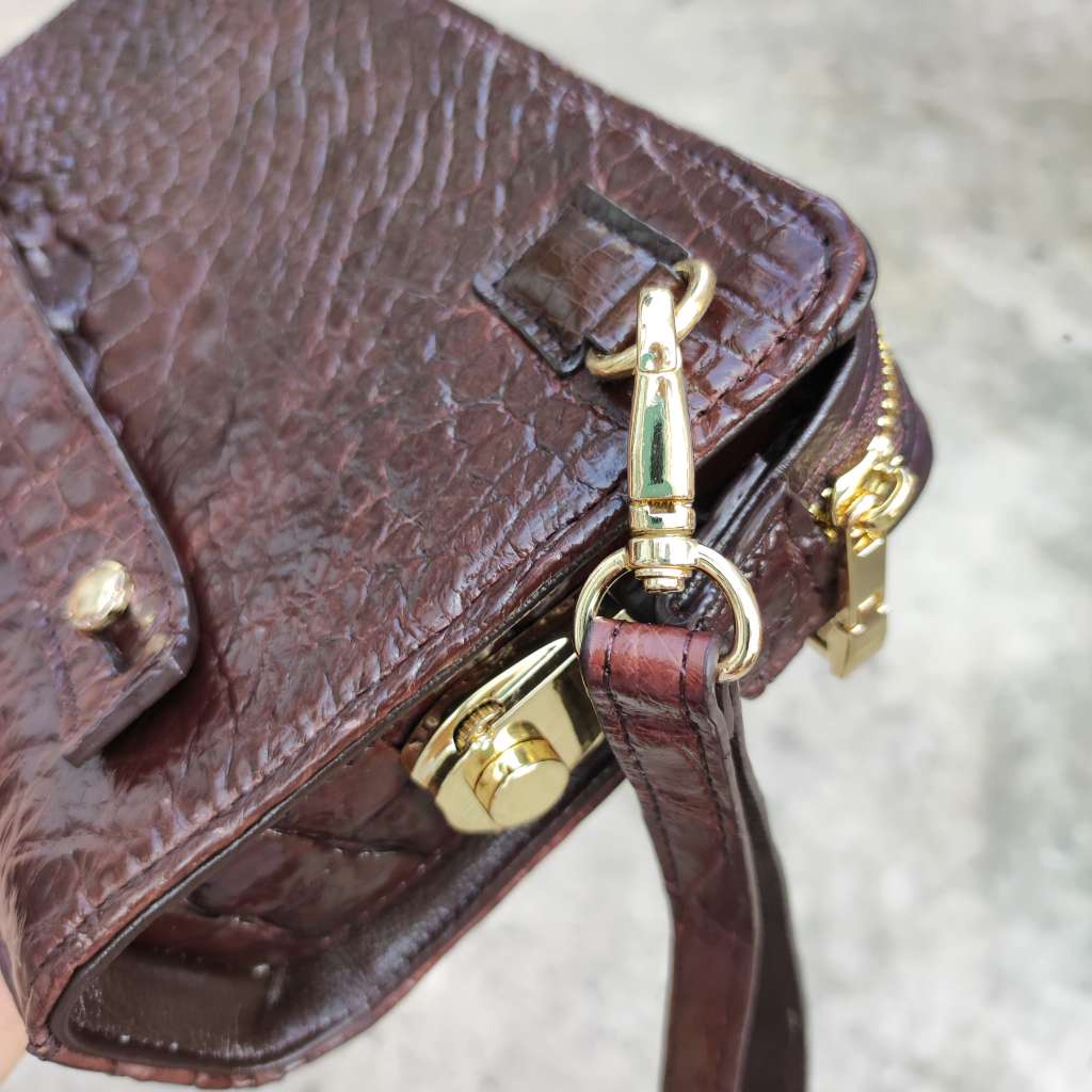 Cầm tay có khóa số. Da bắp cá sấu siêu lớn!