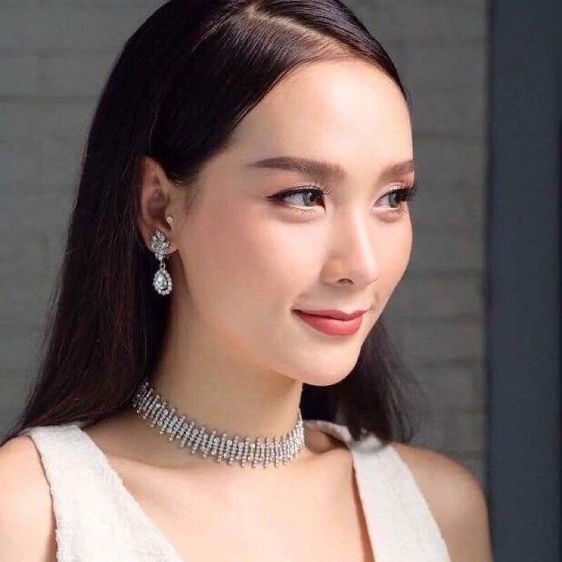 Dây chuyền Choker đá sáng lấp lánh đi tiệc