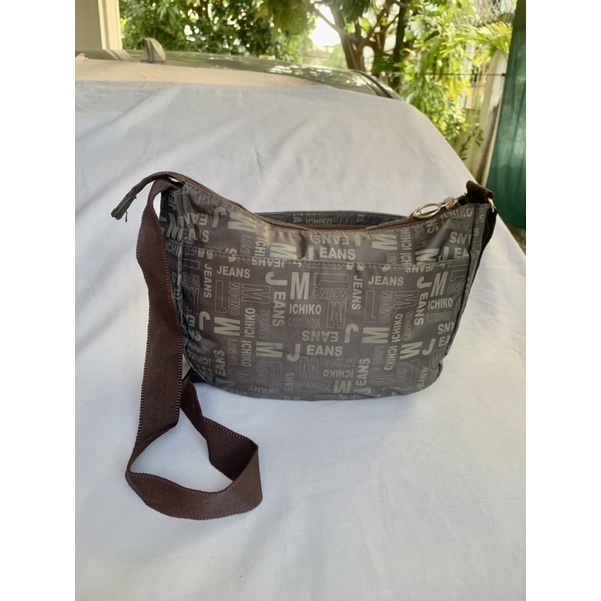 Túi chuẩn si. Túi qua sử dụng. Khách vui lòng xem hình nếu muốn biết thêm thông tin sản phẩm mời khách vô chat . Thanks.