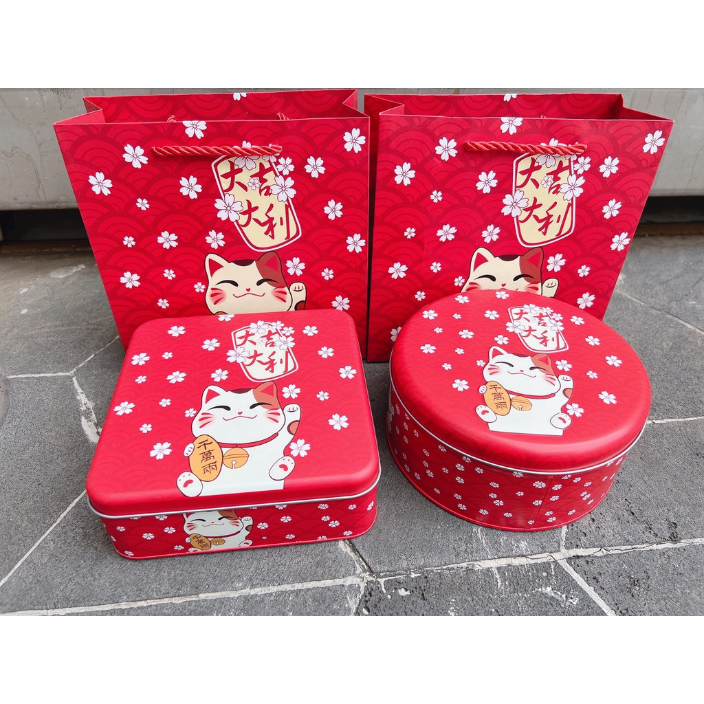 Hộp thiếc mèo may mắn. vuông 17*17*6cm đựng 500gr bánh kẹo các loại