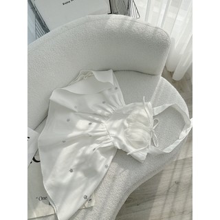 ĐẦM TRẮNG CỔ YẾM ĐÍNH ĐÁ HOA XOÈ