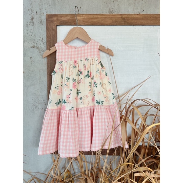 Đầm thiết kế cho bé Xô Muslin phối màu caro hồng