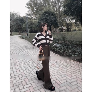 Áo khoác len kẻ cổ V