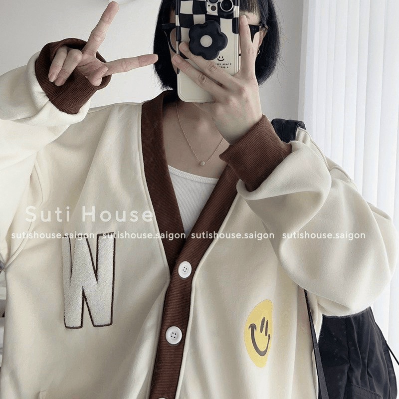 (FREE SHIP) CUỐI NĂM ƯU ĐÃI NGẬP TRÀN-ÁO NỈ NỮ GÀI NÚT KHÔNG MŨ MÀU TRẮNG VIỀN NÂU CỰC NĂNG ĐỘNG ĐI CHƠI DẠO PHỐ SHOP VA